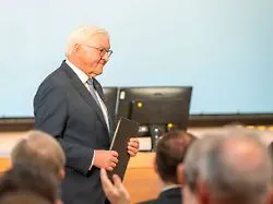 Angriff "völkerrechtswidrig"?: Teheran applaudiert Steinmeier zu Iran-Rede