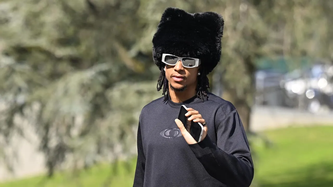 Mehr als 2500 Euro wert - Mode-Experte erklärt Micky-Maus-Outfit von Olise