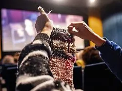 Zum Stricken ins Kino: Während Hugh Jackman singt, fliegen die Nadeln