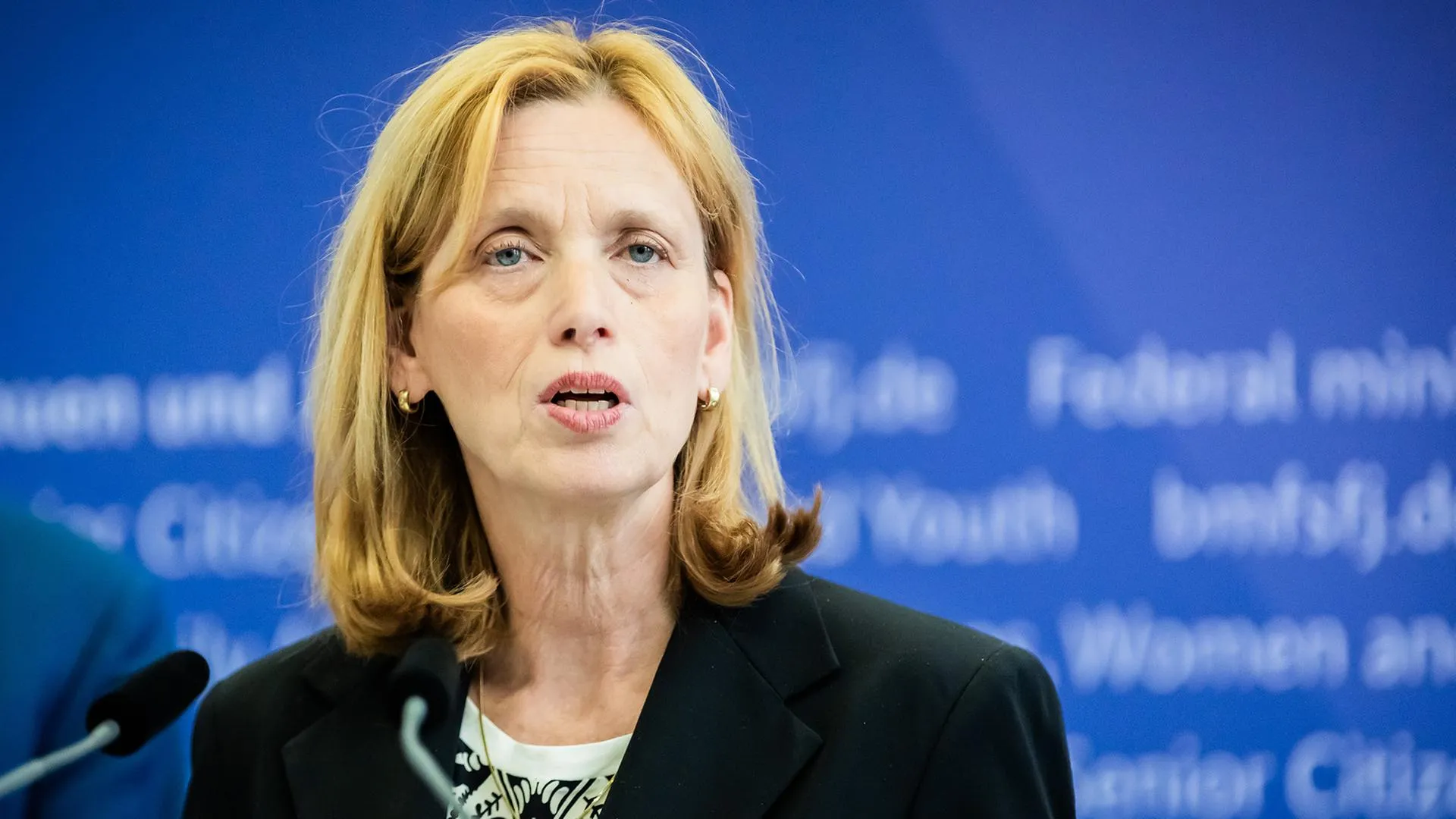 Umbau und Unruhe: Bund ändert Förderbedingungen für "Demokratie leben"