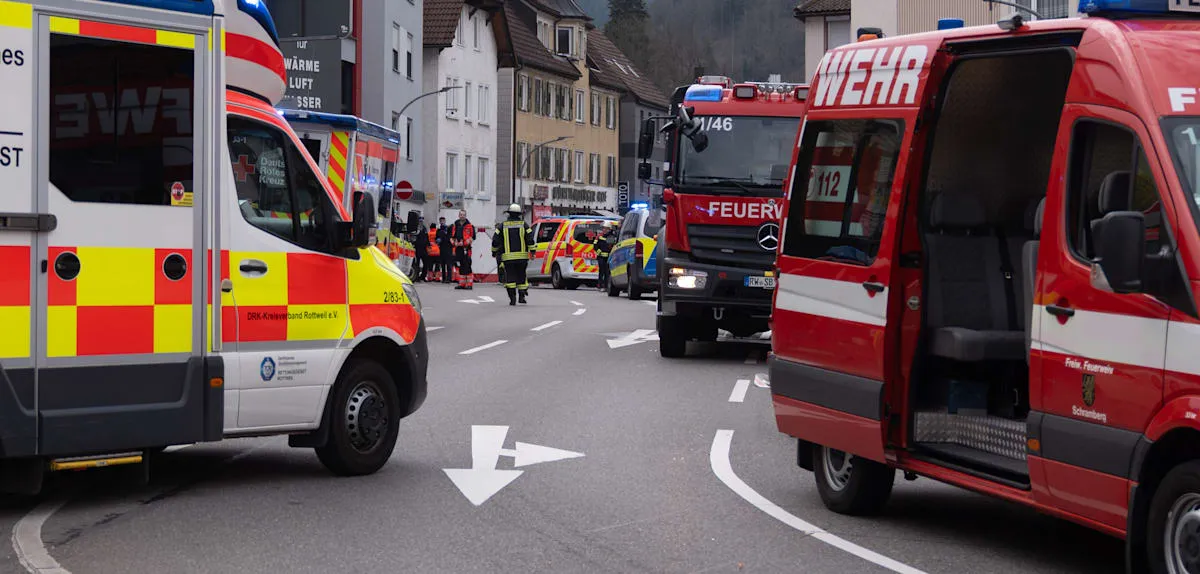 Lkw-Fahrer verliert Kontrolle über Fahrzeug und rast über Gehweg – Mutter und Kind sterben