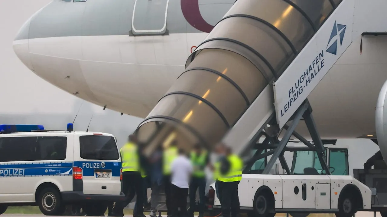 Neue Kabul-Flüge - Dobrindt schiebt 4 Straftäter nach Afghanistan ab