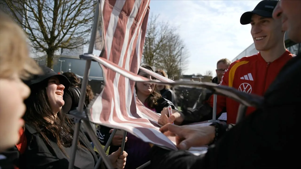 BVB-Star muss lachen - Kuriose Autogramm-Szene von Schlotterbeck