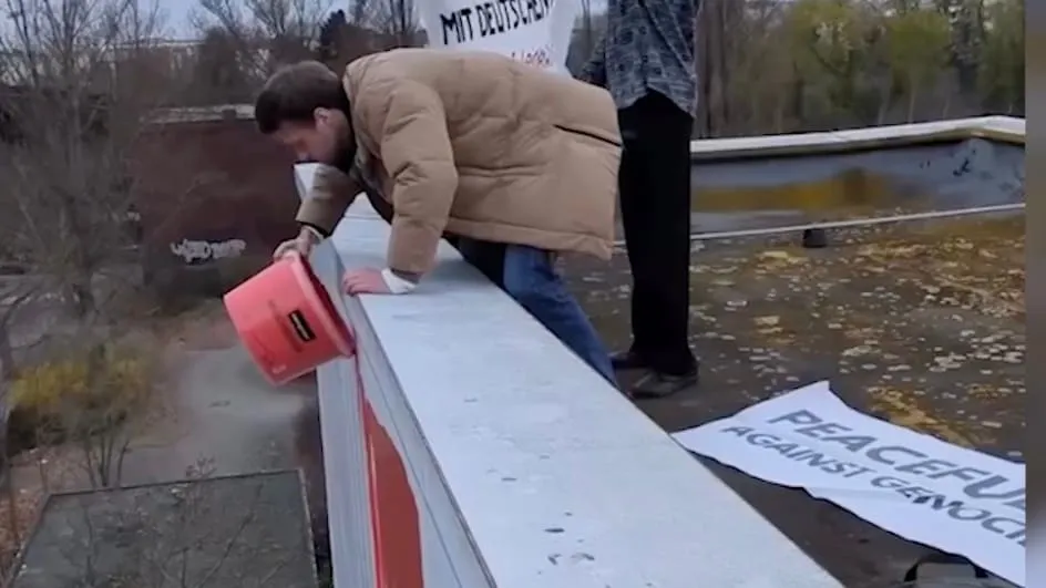 Rote Farbe gegen Rheinmetall - Aktivisten klettern aufs Dach