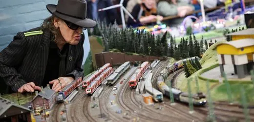 Udo Lindenberg: Musiker eröffnet in Hamburg einen Modellzug mit den Stationen seiner Karriere