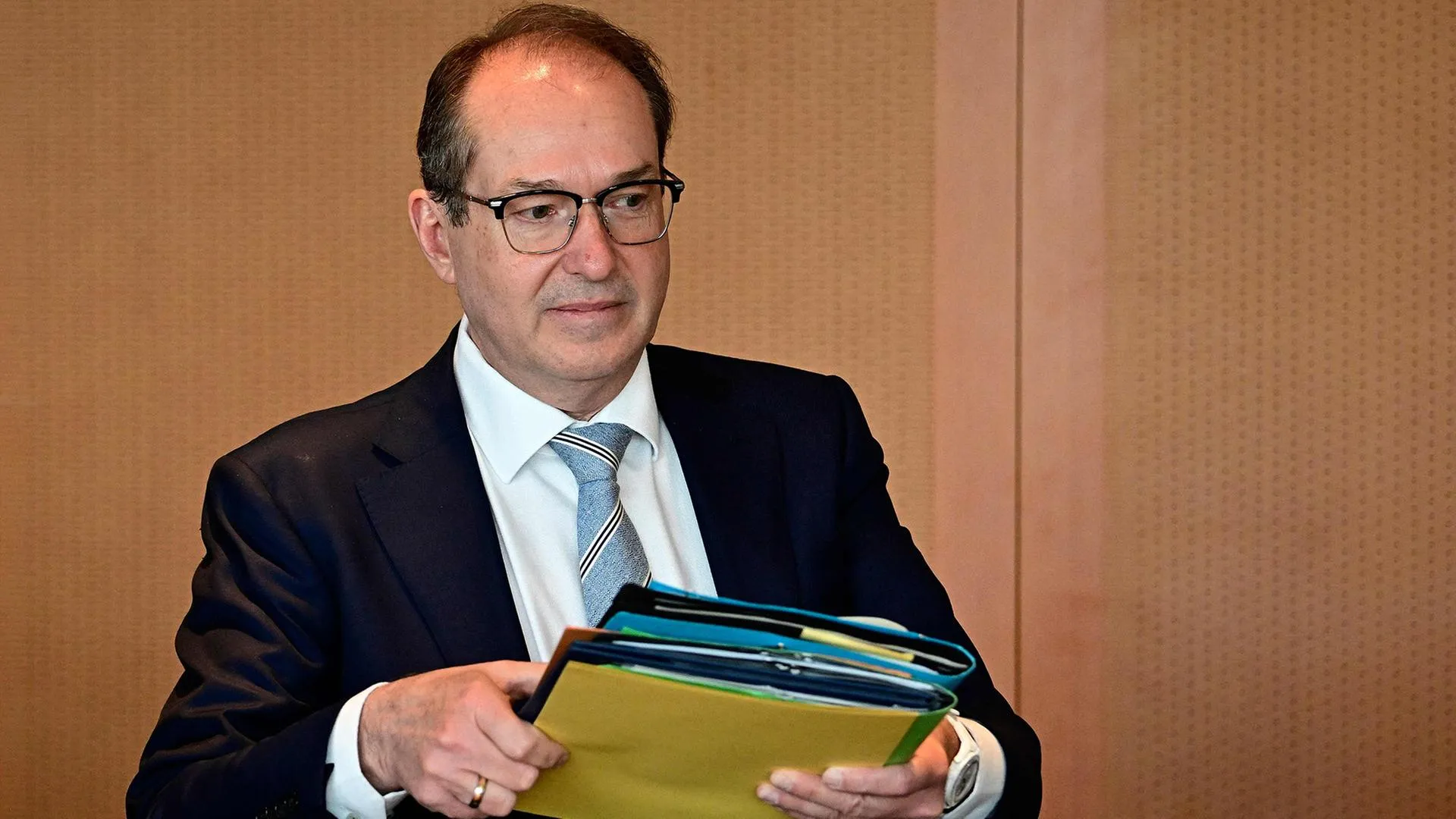 Bund plant höhere Beamtenbesoldung - Milliardenkosten trotz Spardruck