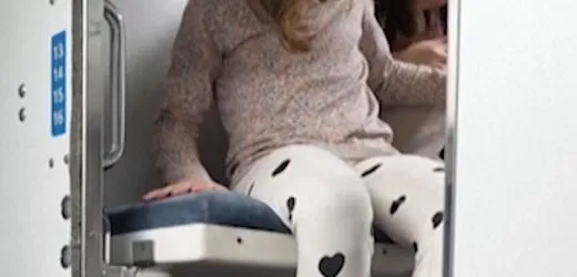 Ukraine: Alte Eisenbahnwaggons bieten Wärme für frierende Familien