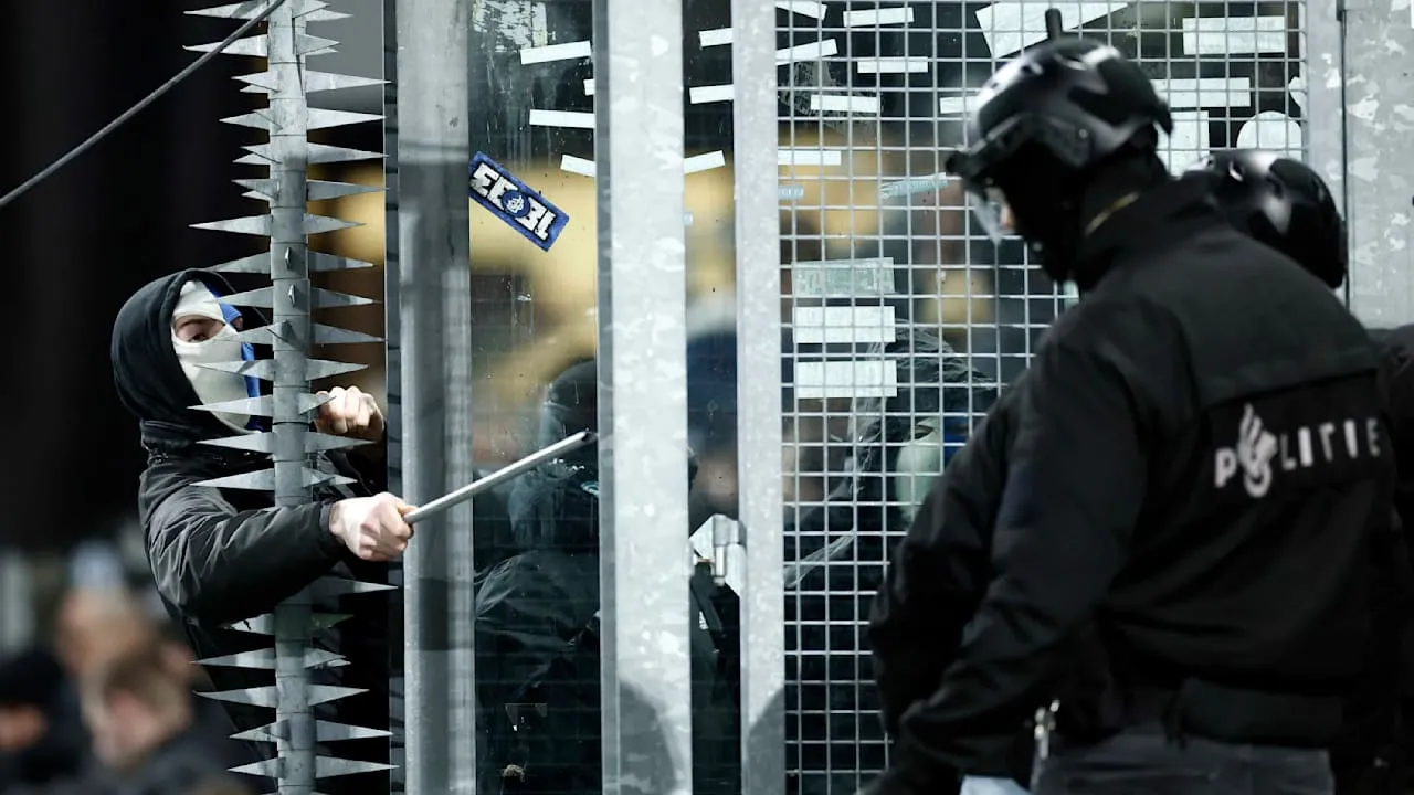 Fans schlagen mit Eisenstangen - Randale bei Europa-League-Spiel!