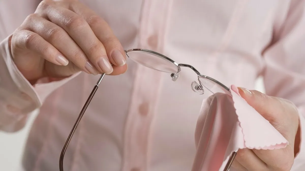 Schluss mit schmutzigen Gläsern - So reinigt man seine Brille richtig