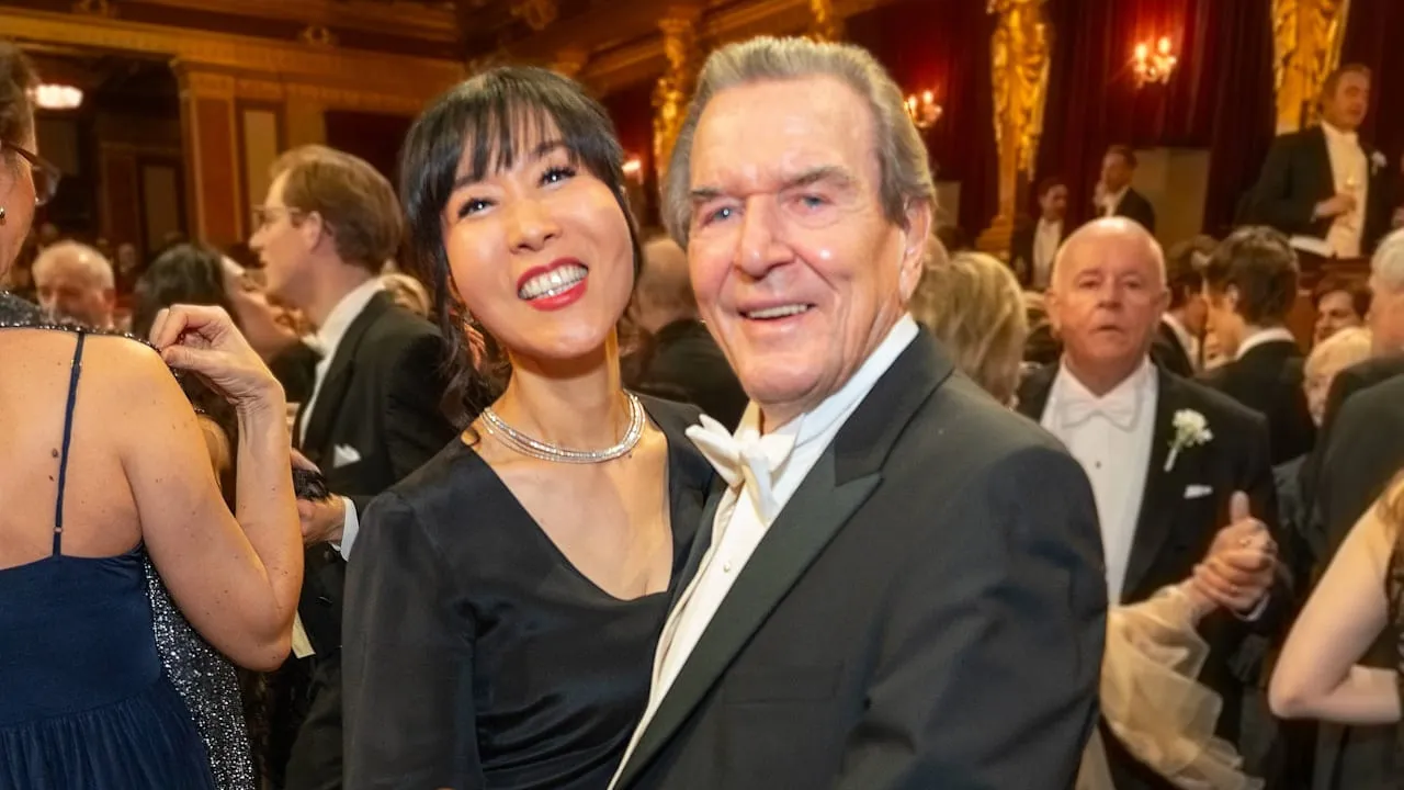 Altkanzler beim Wiener Philharmonikerball - Gerhard Schröder wiegt sich im Walzertakt