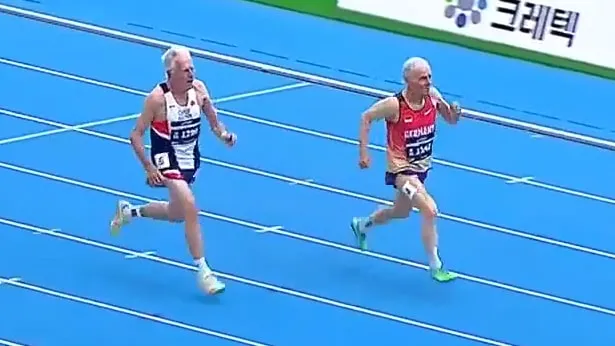 100m-GOLD bei Senioren-WM - Wahnsinn, wie schnell dieser Deutsche (88) sprintet!