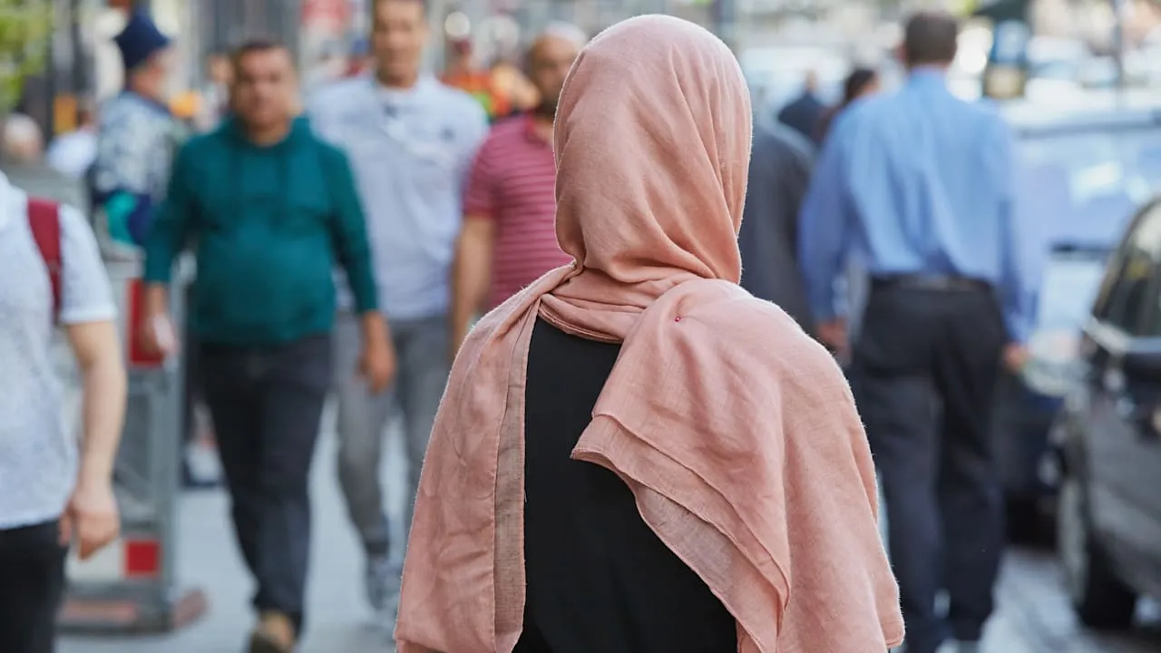 Vor Supermarkt - Weil sie Kopftuch trug! Frau mit Messer attackiert