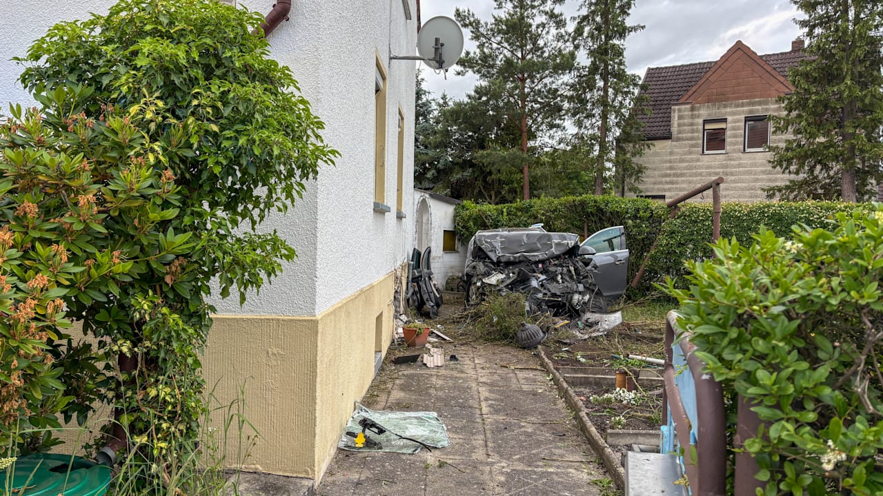 Tod im Vorgarten - Autofahrer (49) kracht gegen Hauswand