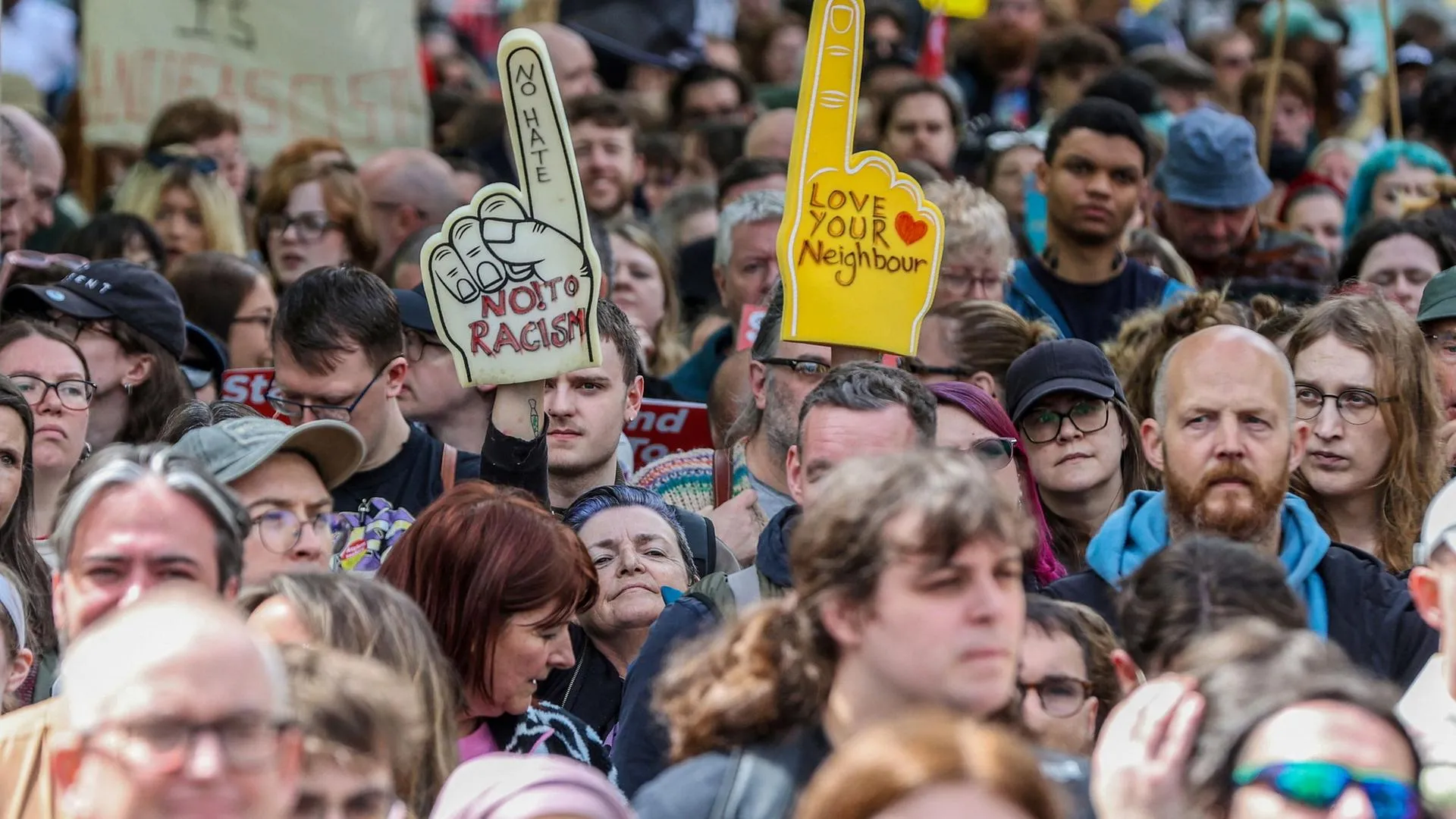 Nach Krawallen in Belfast: Tausende Menschen setzen Zeichen gegen Hass