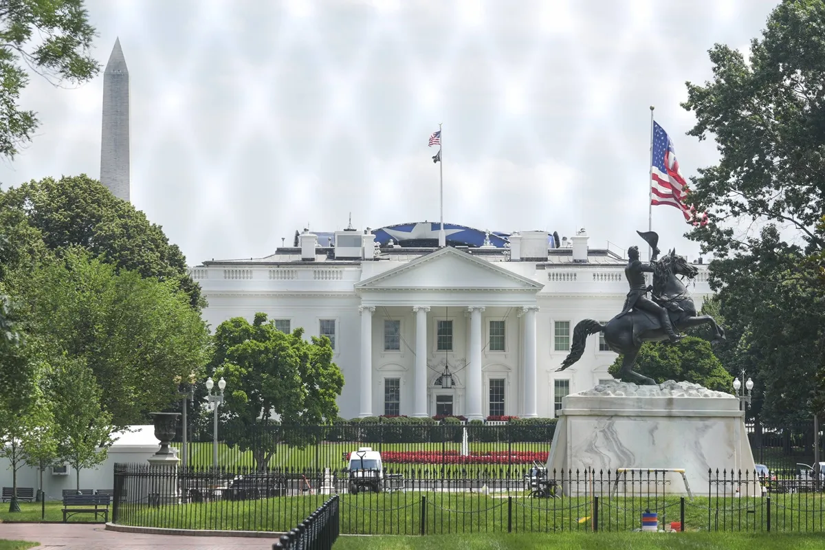 Prügel-Party vorm Weißen Haus: Trumps verrückter Geburtstags-Sonntag