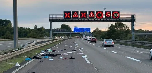 Oberbayern: Dachbox öffnet sich auf der Autobahn – Unfall mit vier Autos