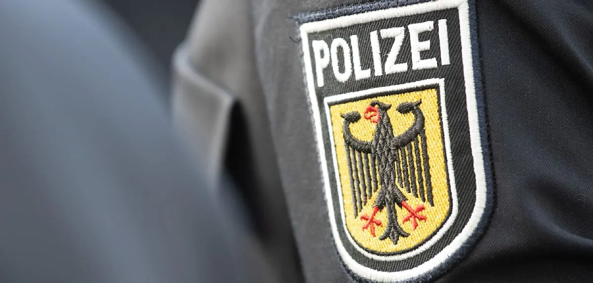 Mann mit Machete lebensgefährlich verletzt – Streit mit zehn Menschen eskaliert