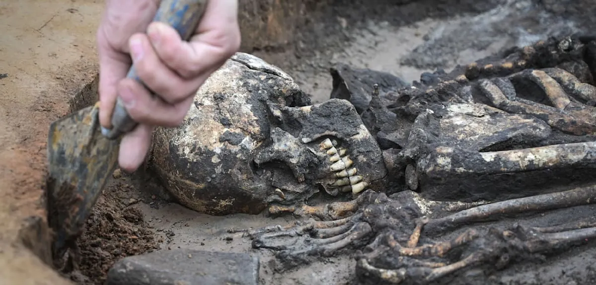 „Schädel weist Verletzung auf“ – Forscher finden 4500 Jahre altes Grab unter Stromtrasse