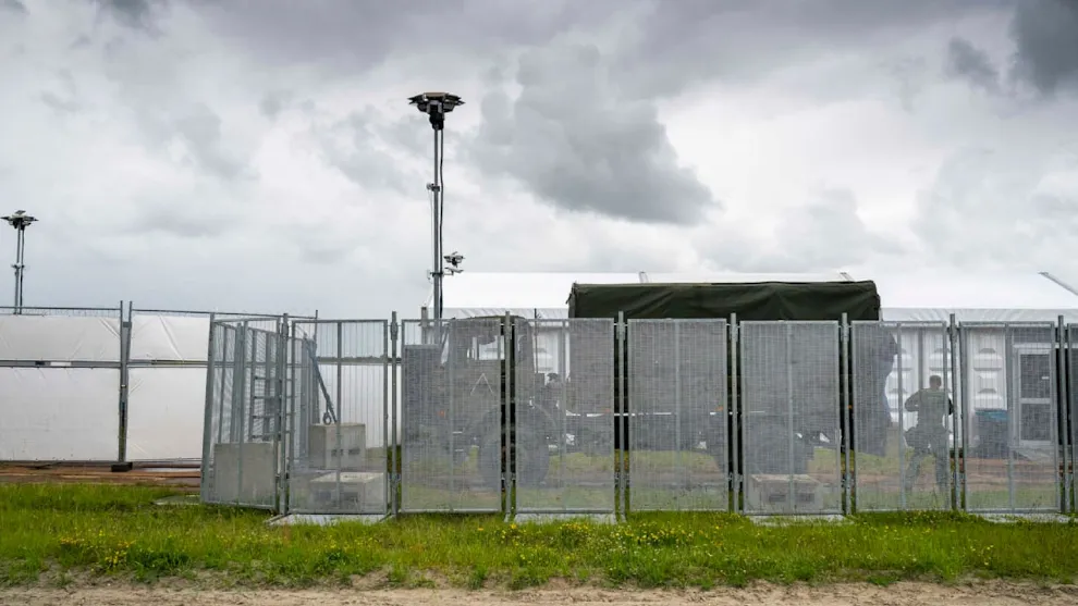 Niederländer errichten Gefangenenlager für Russen